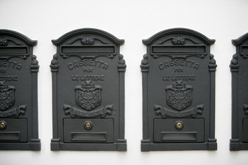 Aneinandergereihte Briefkästen