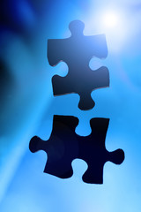 Zwei Puzzleteile als Sinnbild für Zusammenarbeit