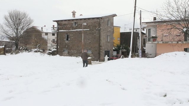 anziano sulla neve