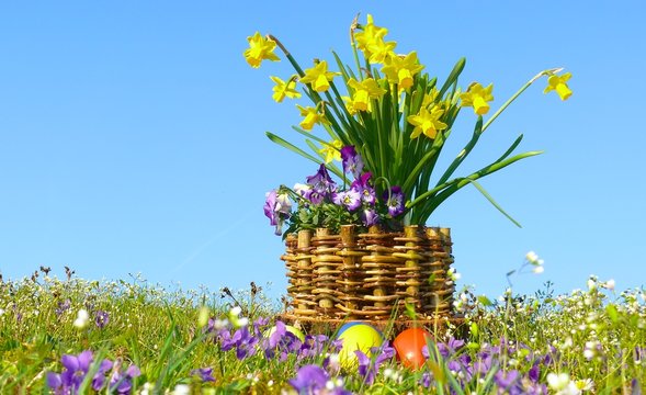 Osterndekoration auf der Wiese