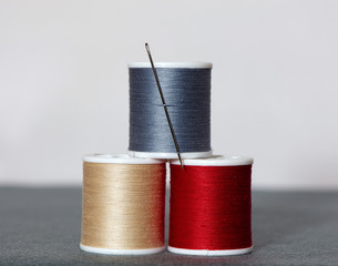 trois bobines de fil à coudre © Maurice Metzger
