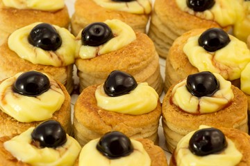 dolce voulevant con crema e amarena