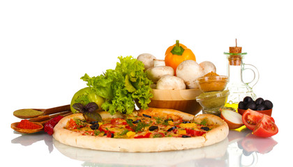 délicieuse pizza, légumes, épices et huile isolés sur blanc