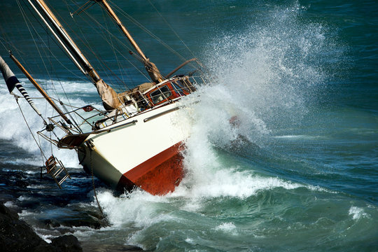 Fototapeta yacht crash on the rocks