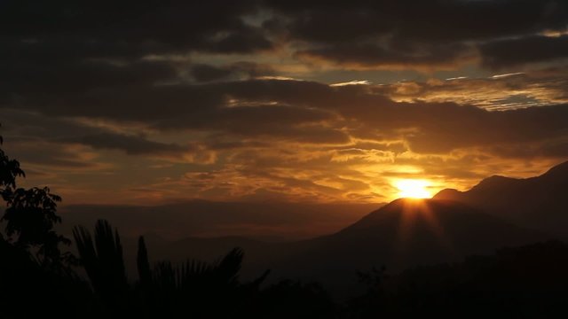 alba tra le nubi