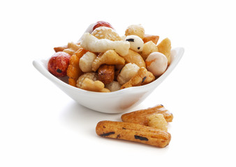 Asiatische Reiskräcker in Schüssel