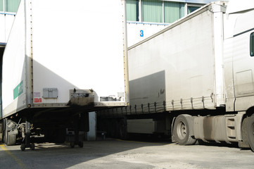 transport logistique - camion à quai
