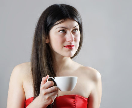 Beatiful young  woman drinking coffee