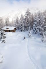 baita nelle alpi con neve