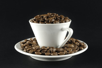 Café en grano y taza