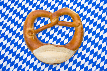 Brezel auf  bayrischer Tischdecke