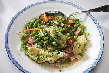 Erbsen mit  Rauchfleisch und Mehlklößchen