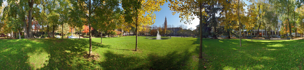 Cremona, il torrazzo dai giardini