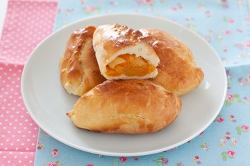 Russische Piroschki mit Aprikosefüllung