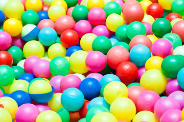 Fototapeta na wymiar Kolorowe kulki w plac zabaw dla dzieci