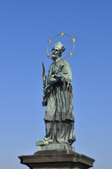 Fototapeta na wymiar Steinfigur auf der Karlsbrücke Prag