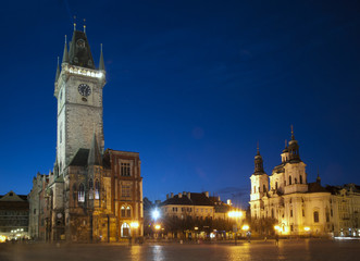 Fototapeta na wymiar Prag Rathaus und Nikolaikirche