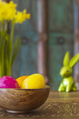 Ostern / Frühling: Holzschale mit gefärbten Eiern