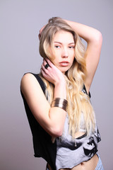 Fototapeta premium junge hübsche frau mit händen in den haaren