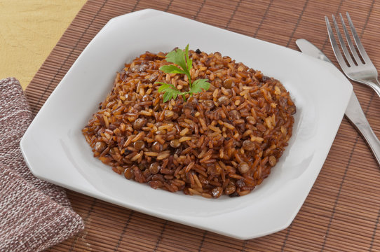 Prato árabe Mjara arroz com lentilha