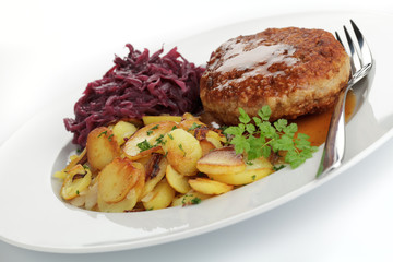 Frikadelle mit Bratkartoffeln,Rotkohl