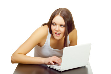 Fototapeta na wymiar Młoda kobieta z laptopem za stołem