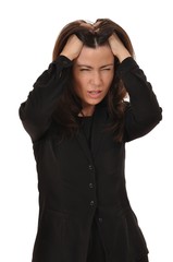 Frau hält sich vor Schmerzen den Kopf