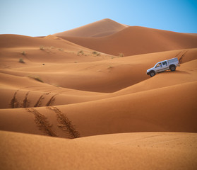 Jeep in the Sahara © noodles79