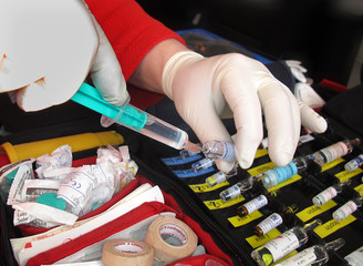 Sanitäter mit Spritze - paramedic with syringe