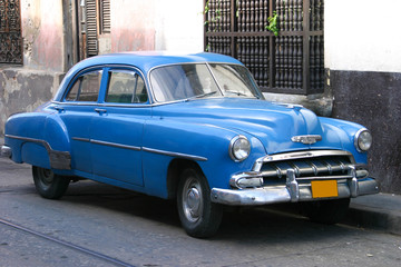 Fototapeta na wymiar Auto typowe dla Kuby