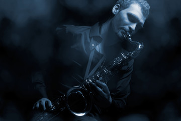 Saxophonist auf verrauchte Bühne