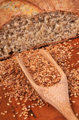 Des graines de sésame et du pain bio