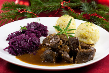 Wildgericht mit Klößen und Rotkohl