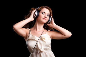 junge brünette Frau beim Musik hören