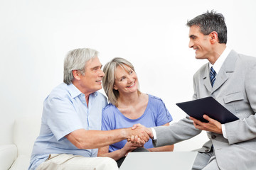 Obraz premium Steuerberater begrüßt Senioren