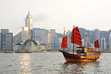 Naklejka premium Hong Kong harbour with tourist junk