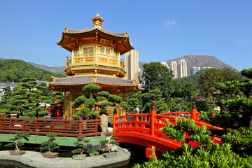 Fototapeta premium gold pavilion in chinese garden