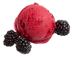 Brombeereis mit Beeren von oben