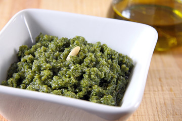 frisches pesto im schälchen