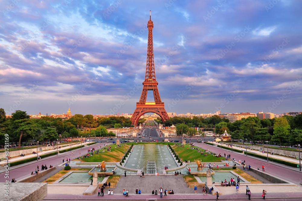 Leinwandbilder Eiffel tower at cloudy sunset