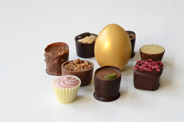 Gold-Ei und Pralinen