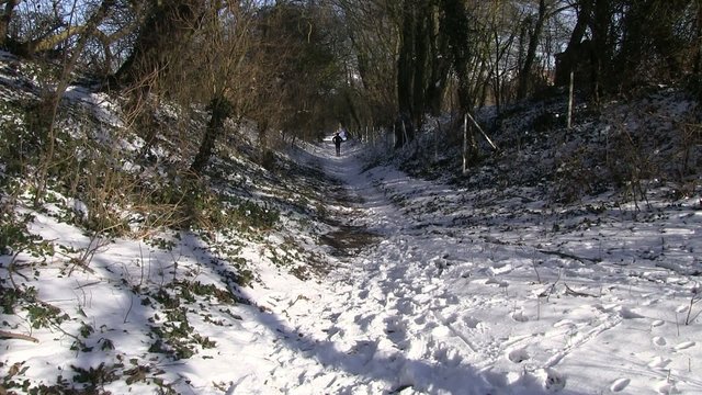 marcheur en hiver de face