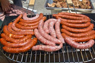 barbecue saucisses grillées