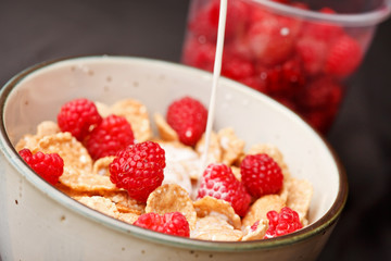 Cornflakes with milk and raspberries