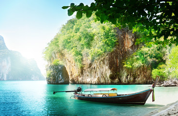 Plakat długich łodzi na wyspie w Tajlandii