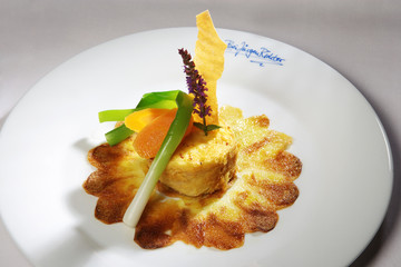 Sauerkrautauflauf auf einem Kartoffelrondell