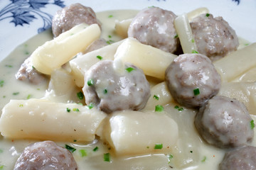 Schwarzwurzeln mit Hackfleischklößchen und Salzkartoffeln