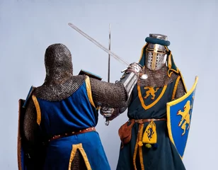 Photo sur Aluminium Chevaliers Deux chevaliers médiévaux combats.