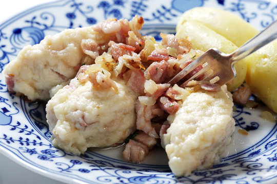 Mehlkl&ouml;&szlig;e mit  hessischer alter Wurst