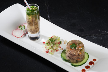 Zweierlei von der Schweinekopfsülze mit Radieschen und Gartengur